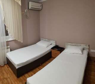 Отель Hotel Nariman Геническ Двухместный номер с 1 кроватью или 2 отдельными кроватями, вид на сад-3