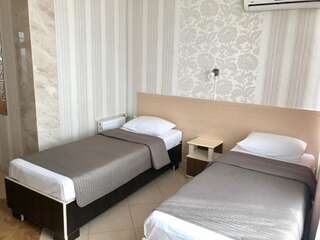 Отель Hotel Nariman Геническ Улучшенный двухместный номер с 2 отдельными кроватями и видом на сад-1