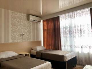 Отель Hotel Nariman Геническ Улучшенный двухместный номер с 2 отдельными кроватями и видом на сад-4