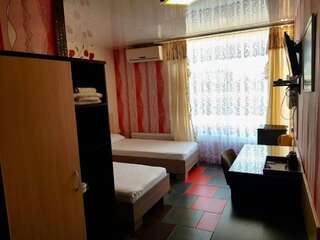 Отель Hotel Nariman Геническ Двухместный номер с 2 отдельными кроватями и душем-1